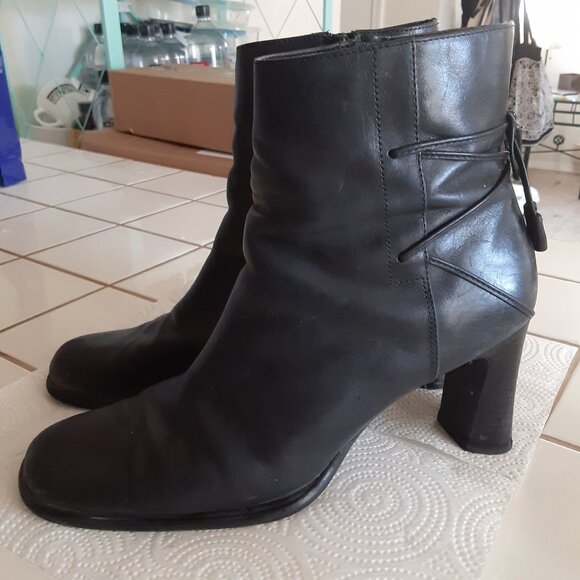 Cute and Comfortable Black Leather Zip-Up Low Ankle Boot Platform Heels Size 8 - Picture 1 of 8